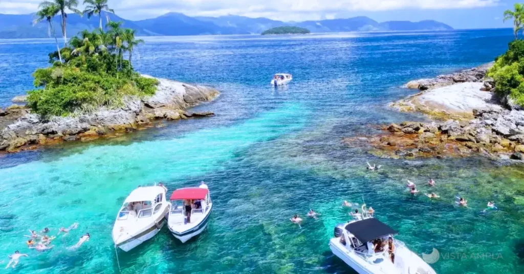 Lancha ancorada em Angra dos Reis