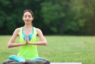ritual matinal de 5 minutos - mulher fazendo ritual matinal para acalmar ansiedade