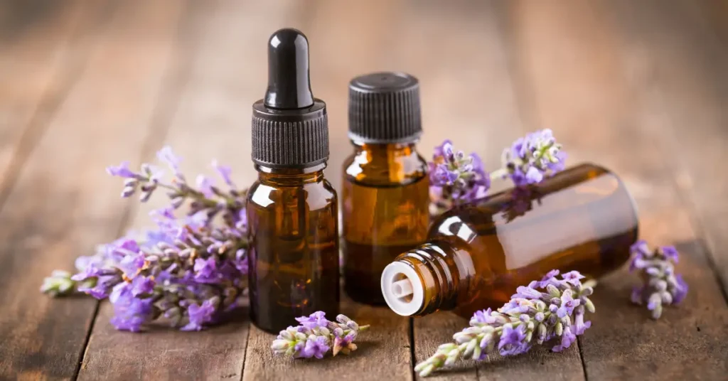 Ingredientes para sal de banho caseiro com lavanda: sal marinho, óleo essencial e flores secas