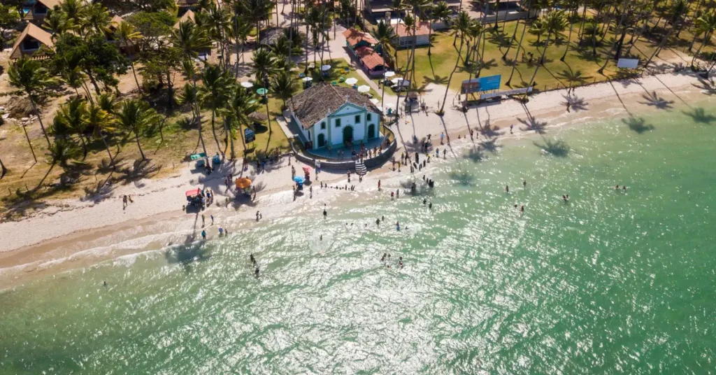 Piscinas naturais de Porto de Galinhas, Pernambuco, com águas mornas e cristalinas, ideais para famílias. Uma das melhores ideias de viagem no verão no litoral brasileiro.